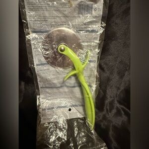 THE PAMPERED CHEF KIDS PIZZA CUTTER